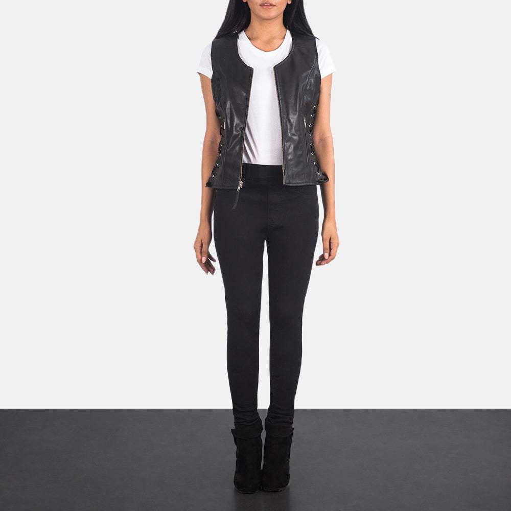 
Vanda Чорний Leather Biker Vest для Жінок - Вигляд збоку з ергономічним кроєм рукава