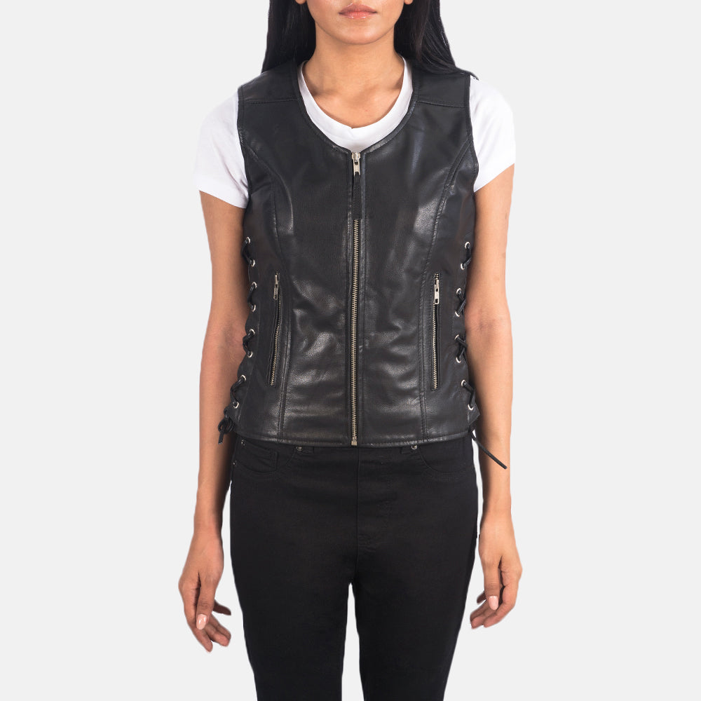 
Крупний план деталей of V-neck & Zipper Hardware on Vanda Чорний Leather Biker Vest для Жінок