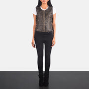 
Vanda Distressed Коричневий Leather Biker Vest для Жінок - Вигляд збоку з ергономічним кроєм рукава