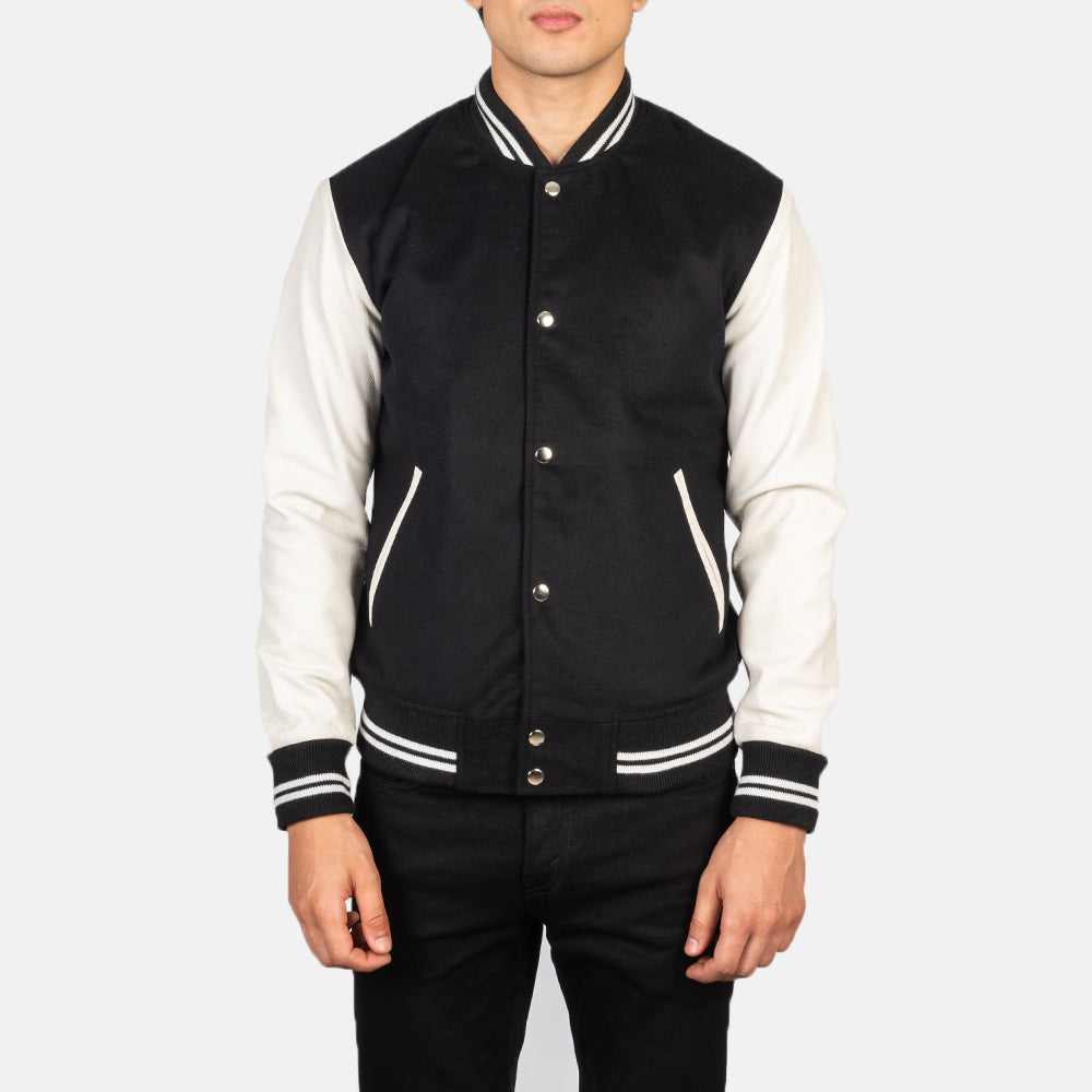 
Крупний план деталей of Varsity & Snap Buttons Hardware on Vaxton Чорний & White Hybrid Varsity Шкіряна куртка для Чоловіків
