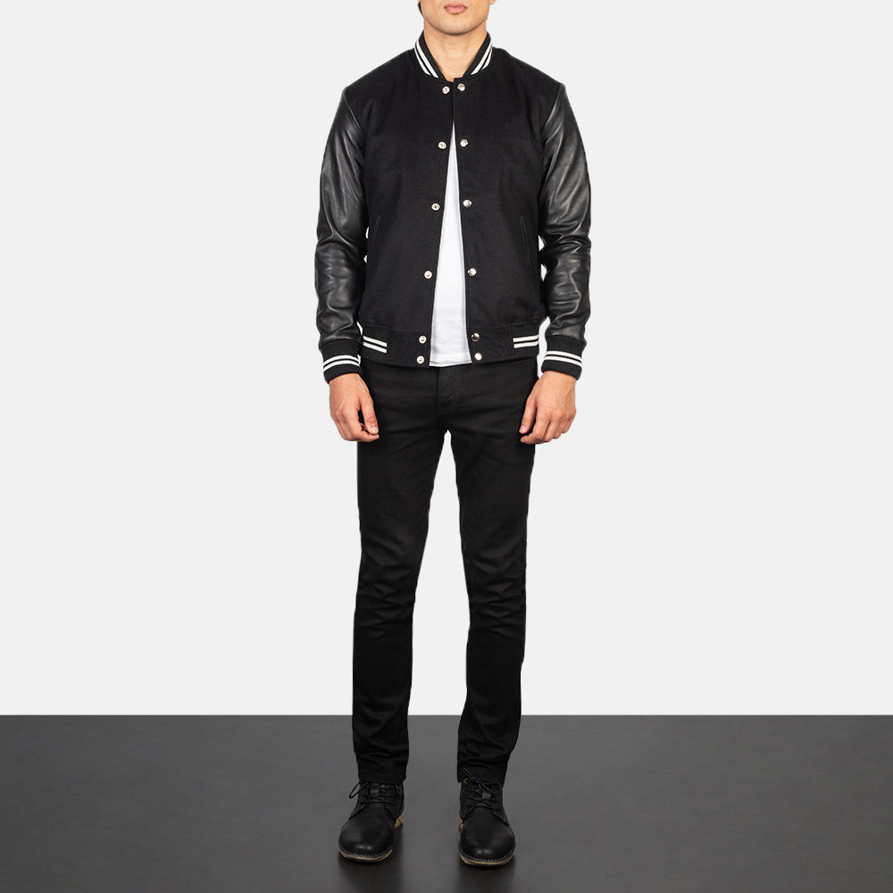 
Vaxton Чорний Striped Hybrid Varsity Шкіряна куртка для Чоловіків - Вигляд збоку з ергономічним кроєм рукава