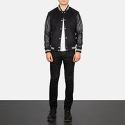
Vaxton Чорний Striped Hybrid Varsity Шкіряна куртка для Чоловіків - Вигляд збоку з ергономічним кроєм рукава
