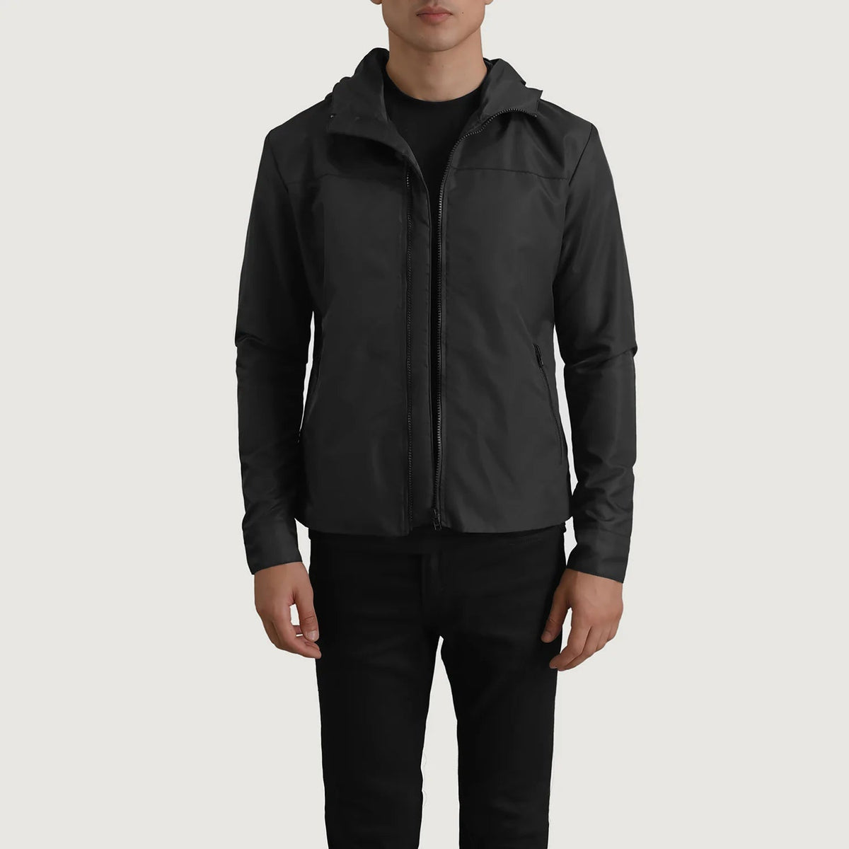 
Wesley Чорний Hooded Windbreaker Шкіряна куртка для Чоловіків у натуральній чорній воловій шкірі - Вигляд спереду та приталений силует | Купити в офіційному онлайн-магазині
