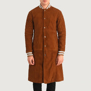 
Крупний план деталей of Varsity collar & Snap Button button Hardware on Wilde Коричневий Suede Varsity Шкіряне пальто для Чоловіків